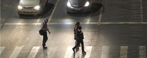 Governo do DF anuncia que vai iluminar 4,2 mil faixas de pedestres