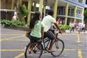 Família de bicicleta no centro da cidade