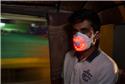 Homem com máscara viaja em riquixá na cidade de Ch