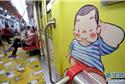 Imagens de desenho animado decoram metrô na China