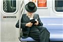 Leitor no metrô de Nova York
