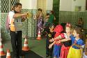 Luiz Carlos e as crianças, em ação educativa na PB