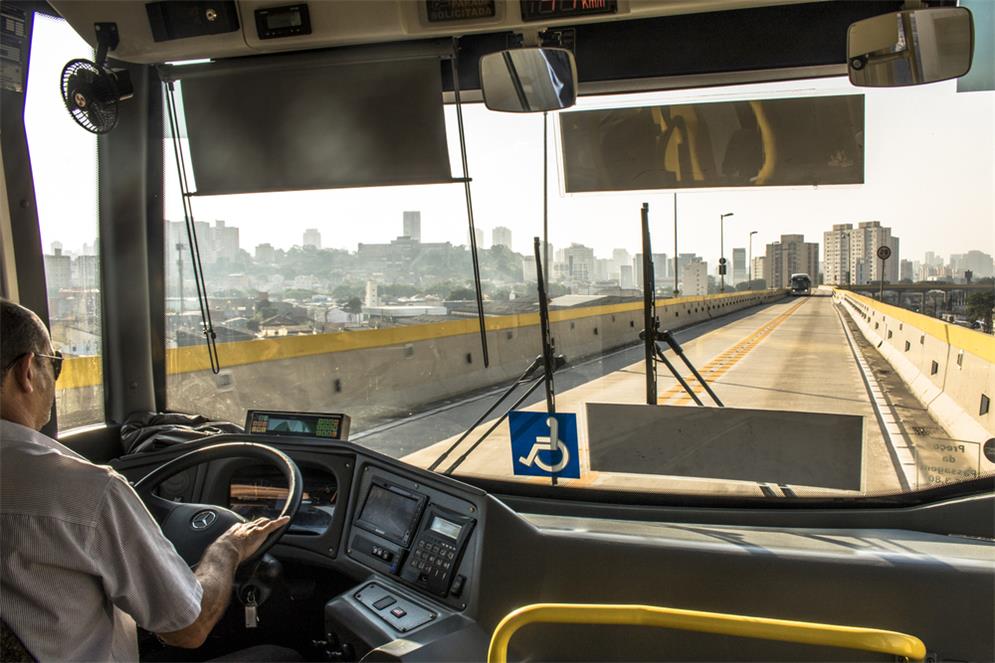 Motorista conduz ônibus do Expresso Tiradentes, em