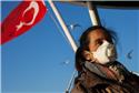 Mulher em Istambul (Turquia) usa máscara para prot