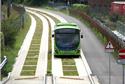 Na Inglaterra, BRT corre sobre trilhos de concreto