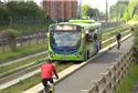 Ônibus guiado por trilhos de concreto: um BRT híb