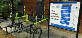 Pessoas com deficiência terão cadeiras de trilha em parques de SP