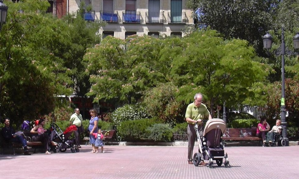 Praça em Madri: acessível, autônoma, sociável e ha