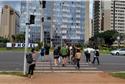 Semáforo pifa, e pedestres se arriscam no Eixo Monumental de Brasília