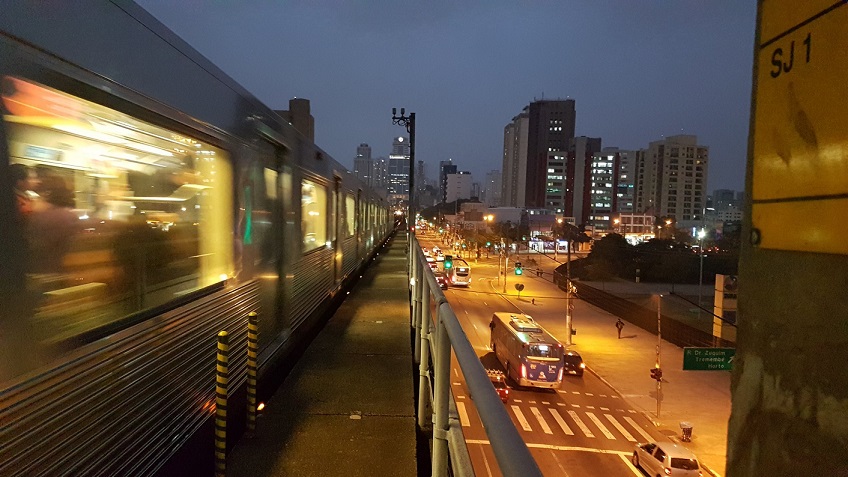 Trem do metrô na Zona Leste de São Paulo