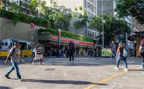 Calçada: impasse entre lei e o cotidiano na cidade