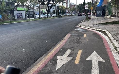 Asfalto tapa ciclovia em Porto Alegre. Até quando?