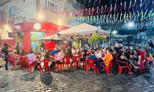 Em Salvador, PL ordena uso de mesas em calçadas