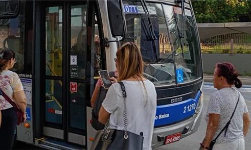 Ônibus velhos em SP expõem atraso na eletrificação