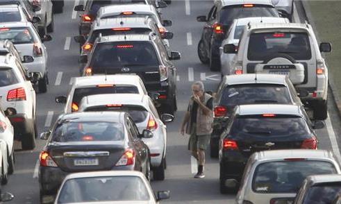Mais carros nas ruas: motivo para comemorar?