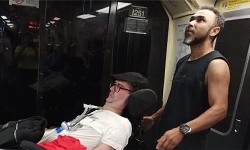 Andar de cadeira de rodas no metrô: uma aventura!