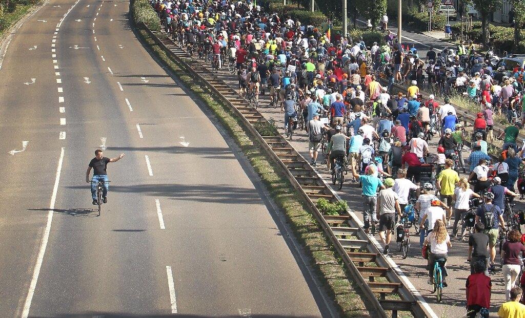 Bicicletada contra veículos a combustão: entre 10 e 20 mil (créditos: Daniel Roland/AFP)