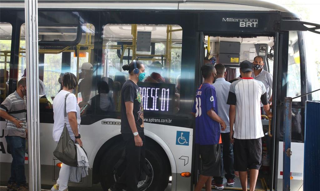 Em BH, uso de máscara volta a ser obrigatório no transporte público