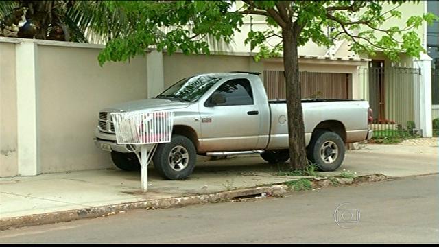 Escritório transforma calçada em estacionamento de carros - Direto