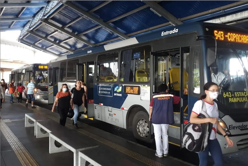 https://www.mobilize.org.br/midias/noticias/passageiros-retomam-uso-de-mascara-nos-onibus-de-bh.jpg