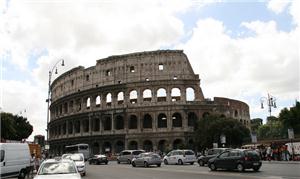 A avenida Fori Imperiali tomada por carros, quando