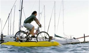 A bicicleta aquática é formada por duas balsas ama