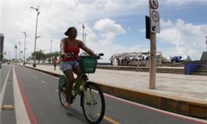 A ciclofaixa que está sendo sinalizada ao longo da