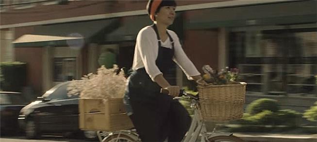 A empresária Carolina Ikeda e sua bike em flor