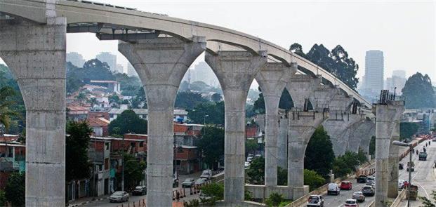 A estrutura principal, na Avenida Jornalista Rober