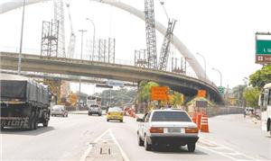 A instalação do arco do viaduto do BRT Transcarioc