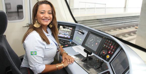 A operadora de trem Catherine Freire em serviço