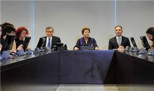 A presidenta Dilma Rousseff recebe integrantes do