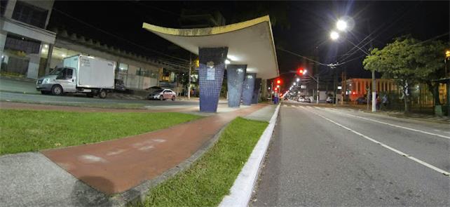 Abrigo em linhas modernistas na Avenida Ana Costa,