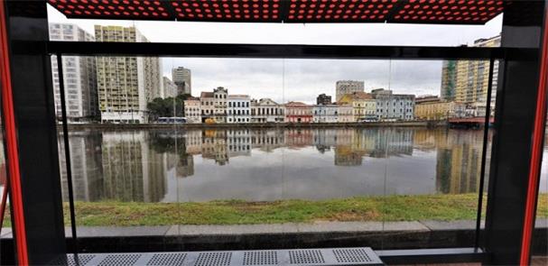 Abrigo na Rua do Sol, aberto para o centro do Reci