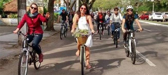 Ação de mulheres ciclistas em São Paulo