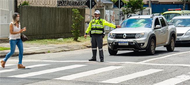 Ação de segurança de trânsito realizada em rua de