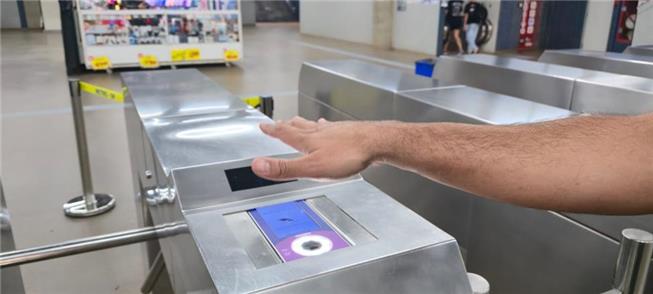 Acesso com a mão nas estações Águas Claras e Conce