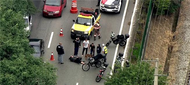 Acidente com moto bloqueia duas faixas da Marginal