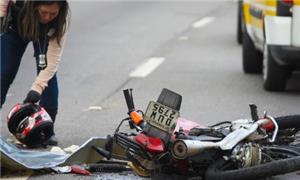 Acidente entre caminhão e moto na marginal Tietê,