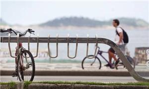 Aço e vidro no design do bicicletário