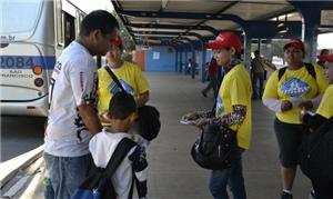 Agentes do Detran distribuíram panfletos de orient