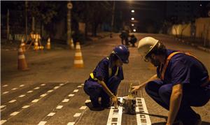 Agentes do Greenpeace pintam faixa de pedestre