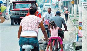 Além de apertada, ciclovia tem pontos de alagament