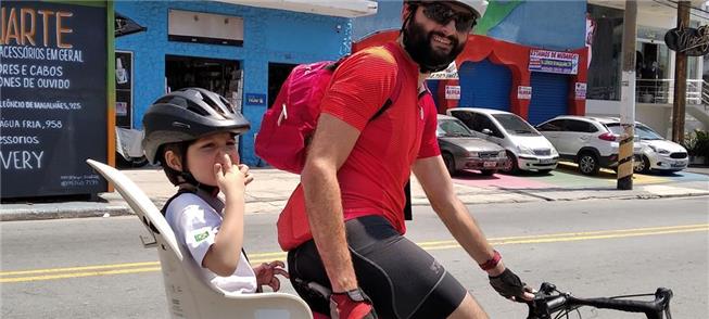 Alex voltando da escola com seu pai, João