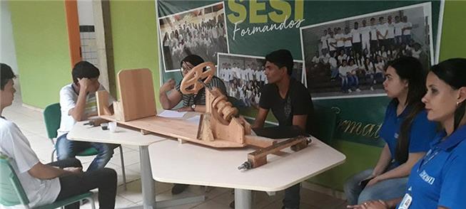 Alunos do Sesi mostram o carrinho dotado de placas