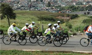 Alunos seguem em grupo nas bicicletas de bambu