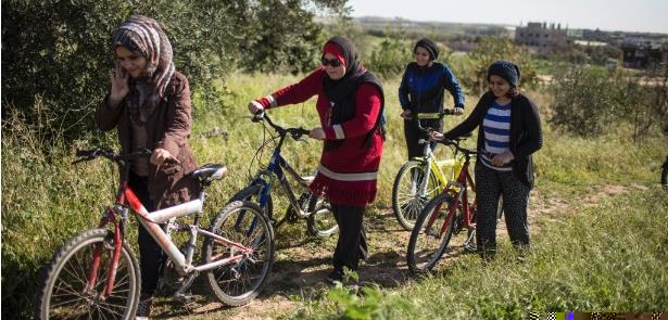 Amna Suleiman (2ª à esq.) e amigas em Beit Hanun,