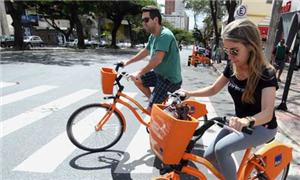 Ana Luiza e Antônio passeiam na Avenida João Pinhe