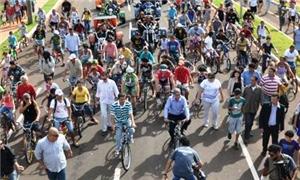 André e Nelsinho pedalam junto com a população