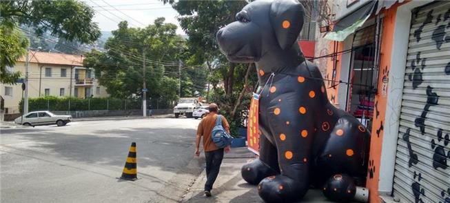 Anúncio de petshop invade a calçada em bairro de S